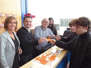 Jesús Martí, director del IVAJ, Mª Jesús Jumilla, concejala de Juventud y Bernabé Cano, alcalde de La Nucía en el Centre Juvenil junto a unos jóvenes recogiendo el Carne Jove