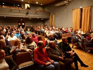 El público asistente disfrutó con una obra llena de humor e ironía