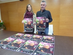 Elena Llorens, miembro dels Majorals 2019- Comissió La Traca junto a Cristóbal Llorens, concejal de Fiestas en la presentación del espectáculo de Xavi Castillo