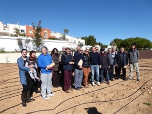 Vecinos de La Nucía han recibido esta mañana la llave de su "ecohuerto" de manos de Bernabé Cano, alcalde de La Nucía