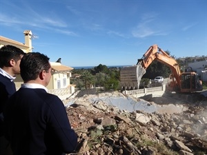 Miguel A. Ivorra, concejal de Urbanismo y Bernabé Cano, alcalde de La Nucía visitando la actuación del derribo de la piscina abandonada de Pueblo Español