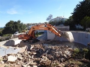 Esta semana quedará totalmente derruída la piscina abandonada de Pueblo Español