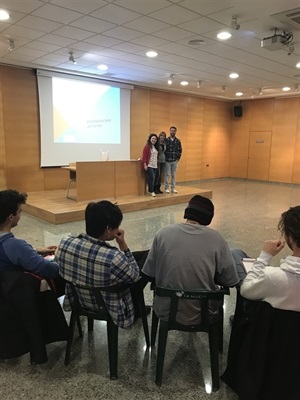 Los monitores del IVAJ encargados de esta formación junto a Mª Jesús Jumilla, concejala de Juventud