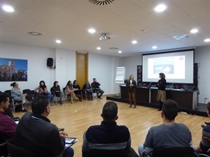 Apertura del curso con la profesora Vigela Lloret y la concejala de Comercio, Eva Naranjo