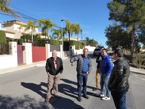 El presidente y el administrador de la Urb. Bello Horizonte I, junto a los concejales Miguel A. Ivorra y Pepe Cano y el alcalde de La Nucía, Bernabé Cano