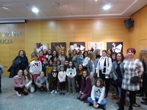 La Directora de la Escuela de Pintura, Ofelia Jurado, junto a los alumnos participantes en esta exposición colectiva y Mª Jesús Jumilla, concejala de Juventud