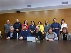 Toda la comunidad educativa que participó en la confección del Plan Municipal contra el Cyberbullying: AMPAS, centros educativos, gabinete psicopedagógico, Policía Local, Departamento de Nuevas Tecnologías y las concejalías de Eduación, Cultura, Seg. Ciudadana y Nuevas Tecnologías, junto al premio otorgado en Madrid