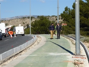 Miguel A.Ivorra, concejal de Urbanismo junto a Bernabé Cano, alcalde de La Nucía, visitando las obras de mejora en el carril bici de la CV-70