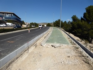 Además de la elevación del carril se ha procedido a instalar una red de pluviales con imbornales