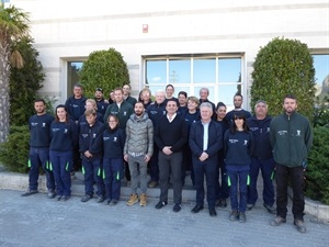 Alumnos y monitores del Taller de Empleo X junto a Serafín López, concejal de Empleo y Bernabé Cano, alcalde de La Nucía