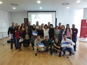 Los 25 alumnos de la 1ª edición han recogido sus diplomas junto a la formadora, Vigela Lloret, el pte. AECNU, Juan Andrés Montiel y la concejala de Comercio, Eva Naranjo