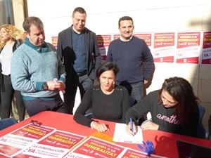 Inicio de la recogida de firmas para la "construcción ya del tercer colegio y segundo instituto con Mª Isabel Armijo, vicepta. AMPA Colegio Sant Rafel; Juan Miguel Gil, pte. AMPA IES La Nucía, Mª José Jordán, pta. AMPA Colegio Muixara, Sergio Villalba, concejal de Educación y Bernabé Cano, alcalde de La Nucía