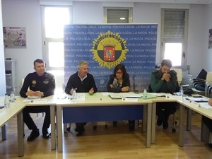 A la reunión han asistido Modes Salazar, Jefa Unidad de Violencia sobre la Mujer Subdelegación del Gobierno Alicante, Borja Fernández, Teniente de la Guardia Civil de Altea, Javier Burrueco, Jefe de la Policía Local de La Nucía, Serafín López, concejal de Seguridad Ciudadana