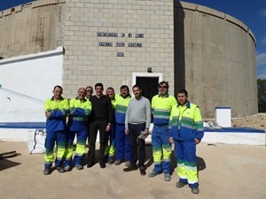 Trabajadores del Servicio de Agua Potable junto a Miguel Ángel Ivorra, concejal de Urbanismo, tras la limpieza del Depósito General de El Tossal