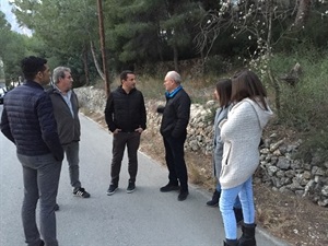 Ernesto Benito, pte. vecinos El Torrent, se reunió ayer con Bernabé Cano, alcalde de La Nucía y Miguel Ángel Ivorra, concejal de Urbanismo, junto a otros vecinos de la zona