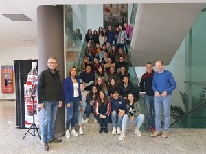 Los alumnos del IES La Nucía junto a su profesor Manel Gimeno, Francesc Semepere y Aracadio Fernández, Director y Técnico de l'Auditori y Mª Jesús Jumilla, concejala de Juventud