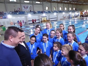 Bernabé Cano, alcalde de La Nucía, felicitó a las sincro nucieras por sus 7 medallas