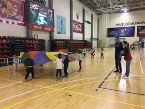 Alumnos de Infantil de 4 años del Colegio Sant Rafel junto a su monitora y Sergio Villalba, concejal de Deportes y Educación