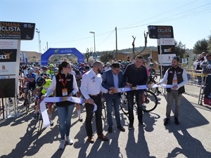 En el corte de cinta de la salida participaron Rubén Donet, dtor. organización, Juanjo Castelló diputado de Deportes y Sergio Villalba, concejal de Deportes