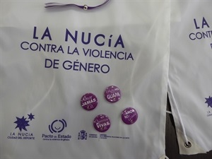 Las chapas intentan concienciar contra la violencia de género con "frases para la reflexión" para ellos y ellas