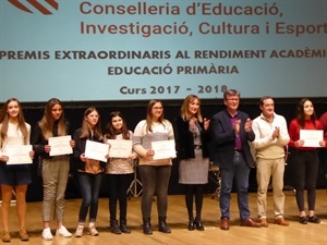 La alumna del Colegio Muixara, Marta Ripoll (cuarta izq), en el escenario del ADDA