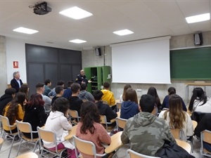 Antes del simulacro de vuelco han recibido una clase teórica de educación vial