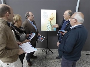 El jurado delante de a obra ganadora del “V Concurs de Cartells de les Festes de Sant Vicent del Captivador”