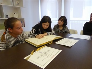 Marta Ripoll firmando en el Libro de Honor de La Nucía