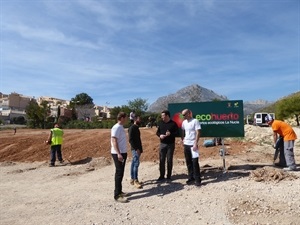 Bernabé Cano, alcalde de La Nucía, visitando las obras de los Huertos Ecológicos de Montecasino junto a los monitores del Taller de Empleo