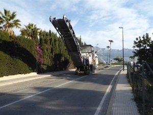 Las obras han comenzado hoy con el fresado de este tramo de la Carretera de Carbonera