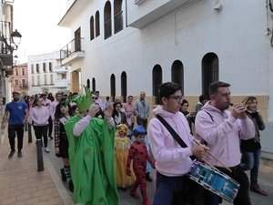 El desfile comenzó en la plaça Major y estuvo animado por "la xirimita y el tabalet"