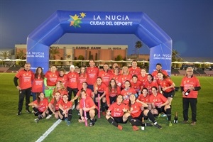 Plantilla y cuerpo técnico del femenino CF La Nucía con sus camisetas de campeonas de liga, junto a Raúl Gómez, pte. CF La Nucía, María Lloret, vocal Junta Directiva FCCV, Bernabé Cano, alcalde de La Nucía y los concejales Gemma Márquez y Sergio Villalba.