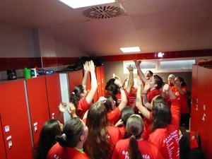 Las jugadoras festejando el ascenso en el vestuario