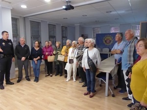 Durante la visita han recibido una "charla informativa sobre seguridad personal para el mayor"