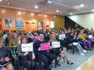 Gemma Márquez, concejala de Igualdad y Bernabé Cano, alcalde de La Nucía durante la charla en el Centre Juvenil