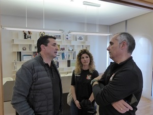 Vane Caamaño, entrenadora y José A. García, delegado hablando con Bernabé Cano, alcalde de La Nucía