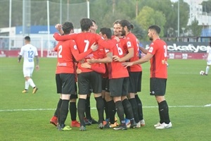 Los jugadores de La Nucía celebrando el tanto de Fran Moreno