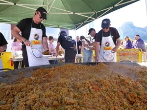 Paella gigante del "dinar de germanor"