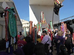 Las 39 banderas de les penyes sobre el escenario de l'Auditori de Les Nits