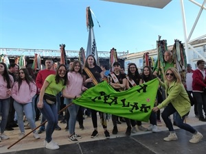 La penya l'Afalak tras recibir su insignia