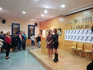 Julia Cortés "Yul" en la inauguración junto a Ofelia Jurado, dtora. Escuela Pintura y Mª Jesús Jumilla, concejala de Juventud