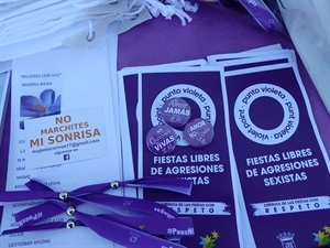 En esta mesa informativa se hizo entrega de material de la campaña contra la Violencia de Género