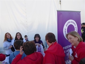 A pesar de ser novedad el Punto Violeta despertó gran interés por parte de los festeros y festeras