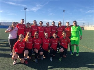 El equipo femenino del CF La Nucía antes de su partido ante el Atlético Aspe, el pasado sábado