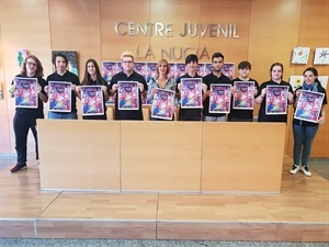 Los corresponsales juveniles de La Nucia junto a Maria Jesús Jumilla, concejala de Juventud en la presentación