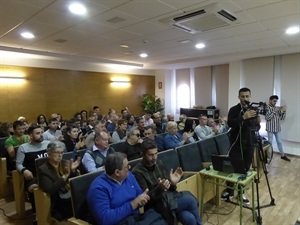 El público llenó el salón de pleno para este pleno extraordinario sobre la sentencia judicial