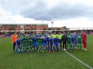 Los árbitros del partido junto a los jugadores del Elche CF y del FC Lenningradets y Bernabé Cano, alcalde de La Nucía, antes de iniciar el partido