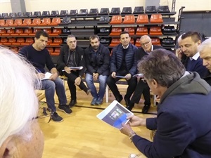 En la reunión han participado Bernabé Cano, alcalde de La Nucía y Sergio Villalba, concejal de Deportes