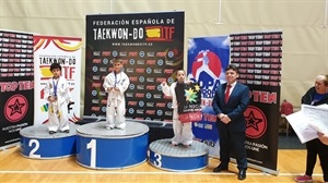 Vicente Ibañez, director de la Escuela de La Nucía, junto a uno de sus medallistas