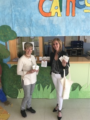 Mª José Sais, directora del CEIP Sant Rafel, recibió los 8 juegos de Tutty de manos de Gemma Márquez, concejala de Igualdad